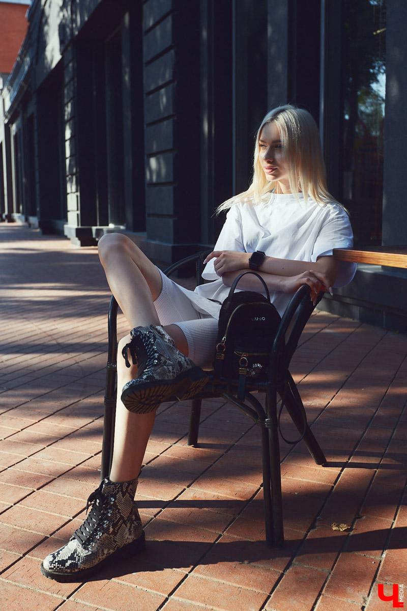 Как уверенно сочетать в своем гардеробе лаконичный монохром для работы и «Барби-стайл» для наслаждения жизнью? Ищем ответ в шкафу у эксперта по декору интерьеров.