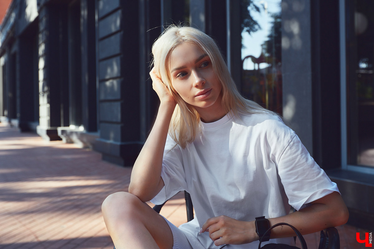 Как уверенно сочетать в своем гардеробе лаконичный монохром для работы и «Барби-стайл» для наслаждения жизнью? Ищем ответ в шкафу у эксперта по декору интерьеров.