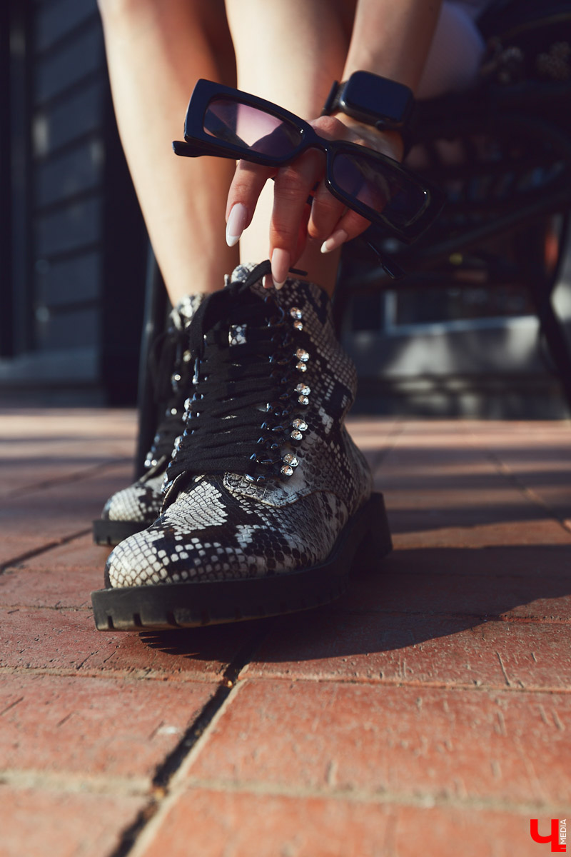 Как уверенно сочетать в своем гардеробе лаконичный монохром для работы и «Барби-стайл» для наслаждения жизнью? Ищем ответ в шкафу у эксперта по декору интерьеров.