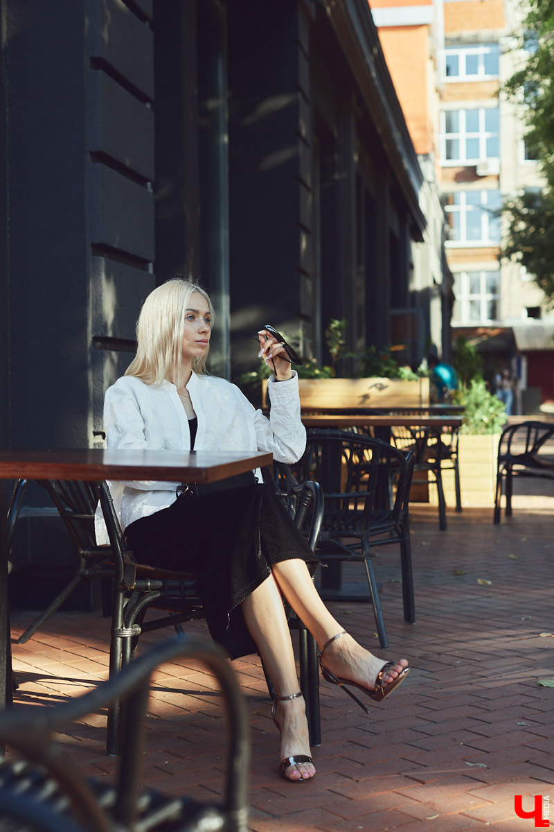 Как уверенно сочетать в своем гардеробе лаконичный монохром для работы и «Барби-стайл» для наслаждения жизнью? Ищем ответ в шкафу у эксперта по декору интерьеров.