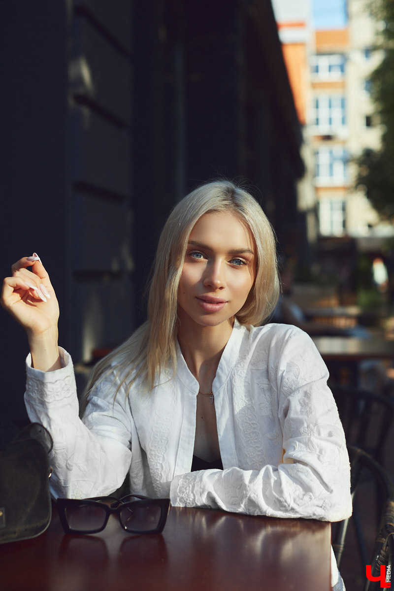 Как уверенно сочетать в своем гардеробе лаконичный монохром для работы и «Барби-стайл» для наслаждения жизнью? Ищем ответ в шкафу у эксперта по декору интерьеров.