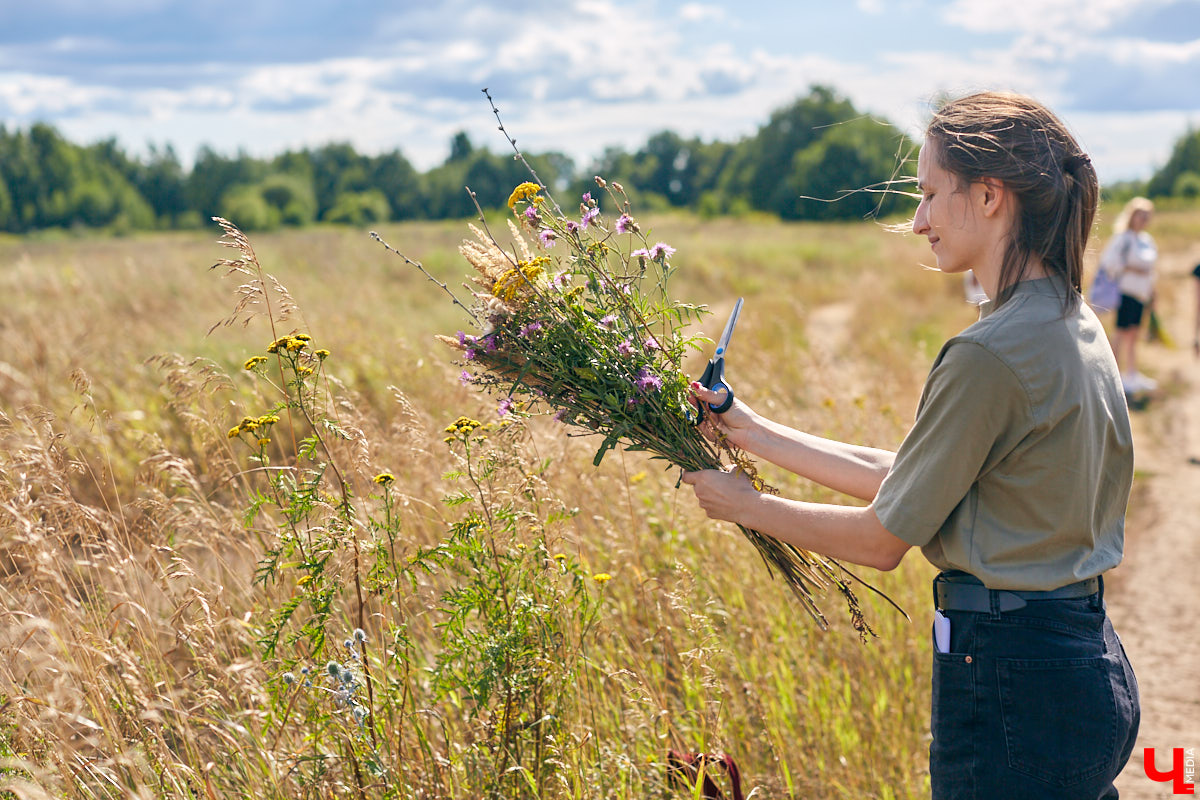 Владимирский блогер и флорист «Володя в огороде» несколько лет увлекается полевой флористикой - редким направлением цветочного дела. Учимся у мастера собирать «дорогой» подарок из бесплатного материала, то есть сорняков.
