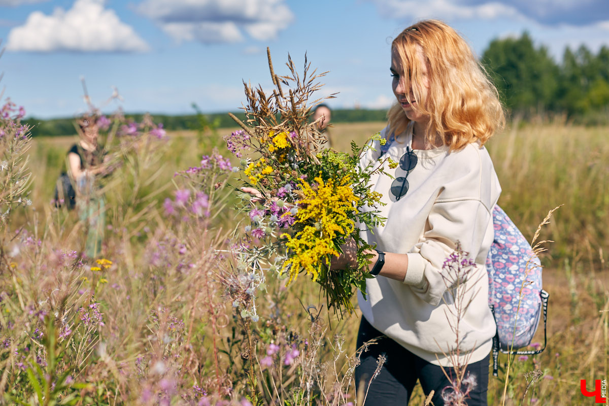 Владимирский блогер и флорист «Володя в огороде» несколько лет увлекается полевой флористикой - редким направлением цветочного дела. Учимся у мастера собирать «дорогой» подарок из бесплатного материала, то есть сорняков.