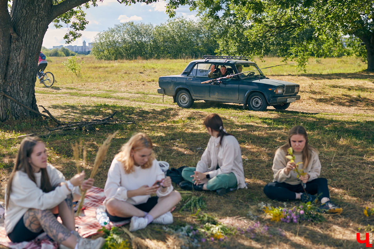 Владимирский блогер и флорист «Володя в огороде» несколько лет увлекается полевой флористикой - редким направлением цветочного дела. Учимся у мастера собирать «дорогой» подарок из бесплатного материала, то есть сорняков.