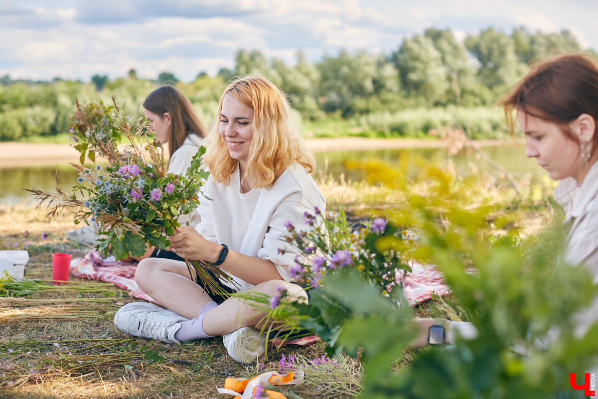 Владимирский блогер и флорист «Володя в огороде» несколько лет увлекается полевой флористикой - редким направлением цветочного дела. Учимся у мастера собирать «дорогой» подарок из бесплатного материала, то есть сорняков.