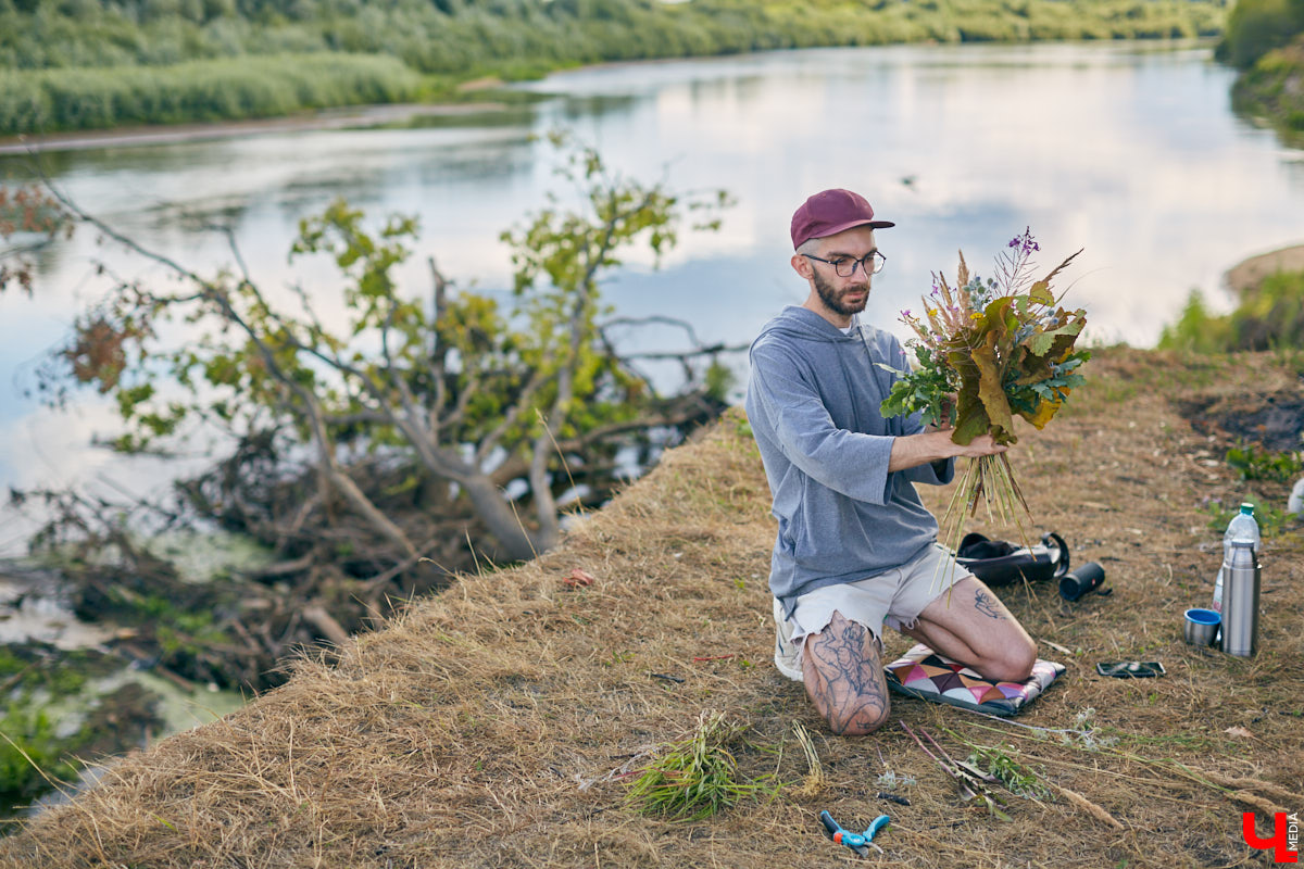 Владимирский блогер и флорист «Володя в огороде» несколько лет увлекается полевой флористикой - редким направлением цветочного дела. Учимся у мастера собирать «дорогой» подарок из бесплатного материала, то есть сорняков.
