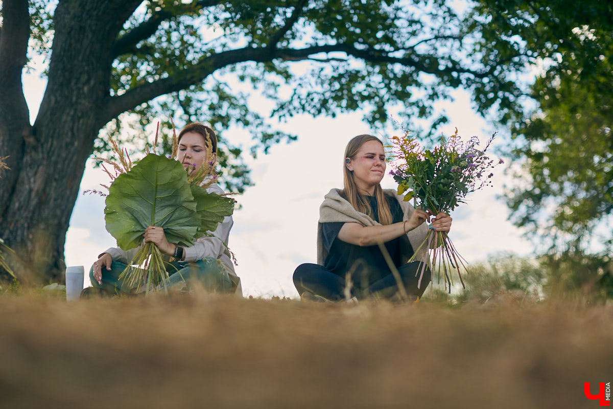 Владимирский блогер и флорист «Володя в огороде» несколько лет увлекается полевой флористикой - редким направлением цветочного дела. Учимся у мастера собирать «дорогой» подарок из бесплатного материала, то есть сорняков.
