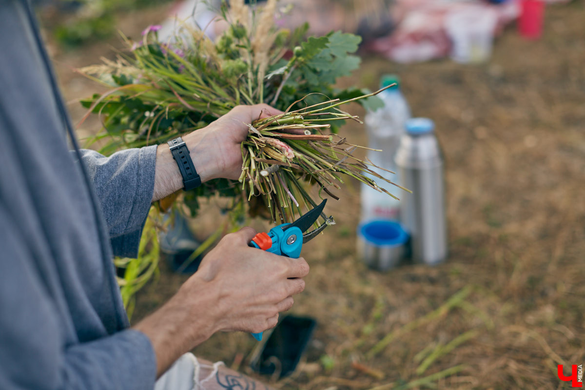 Владимирский блогер и флорист «Володя в огороде» несколько лет увлекается полевой флористикой - редким направлением цветочного дела. Учимся у мастера собирать «дорогой» подарок из бесплатного материала, то есть сорняков.