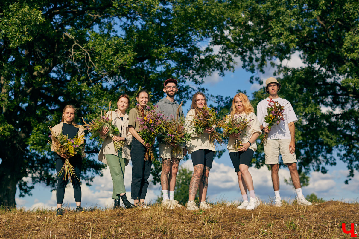 Владимирский блогер и флорист «Володя в огороде» несколько лет увлекается полевой флористикой - редким направлением цветочного дела. Учимся у мастера собирать «дорогой» подарок из бесплатного материала, то есть сорняков.