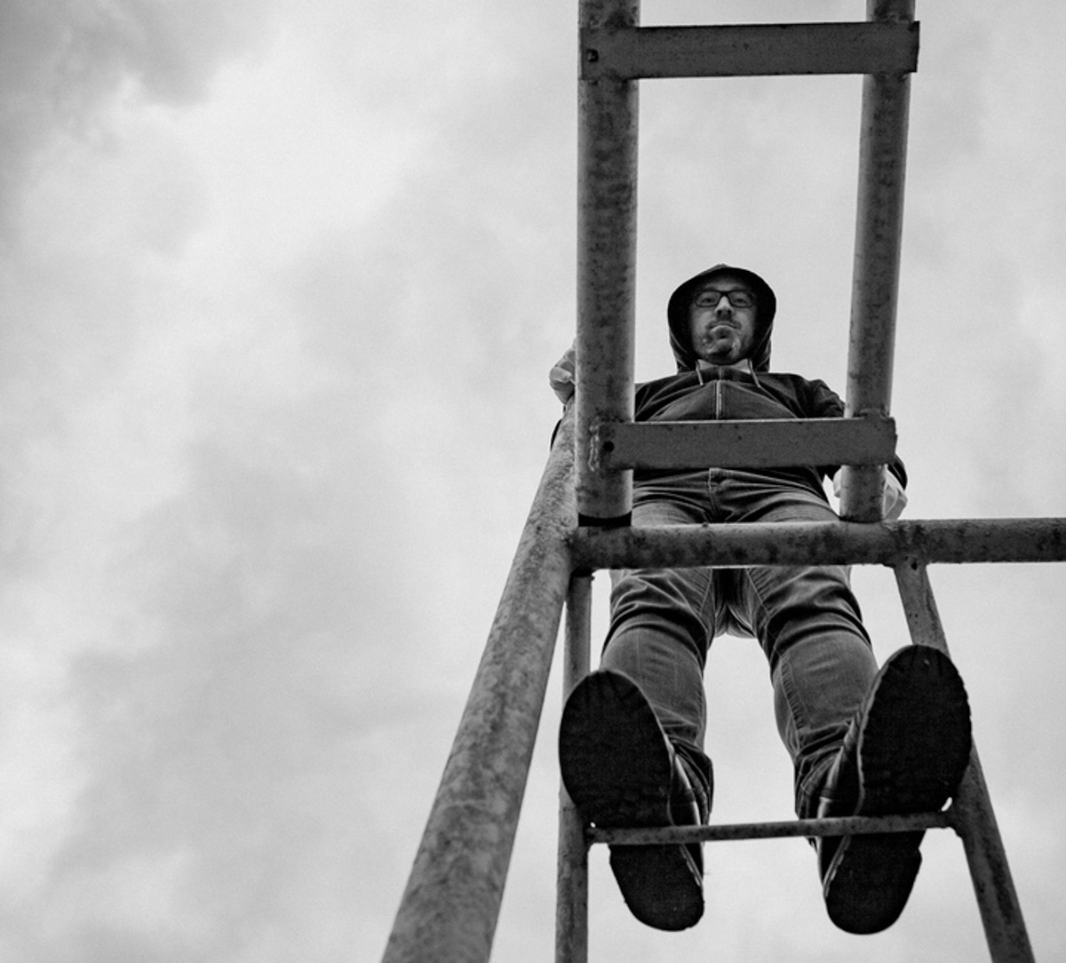 Дуэт Ильи Черткова и Семёна Баева знаком каждому любителю сложной музыки и не менее мозгодробительной поэзии. Проект «Бокетто», потеряв за время своего существования гласные буквы и приобретя бас-гитариста, готовится порадовать слушателей новым релизом – мини-альбомом «Некропоп». Мы решили расспросить Илью о смыслах и звучании.