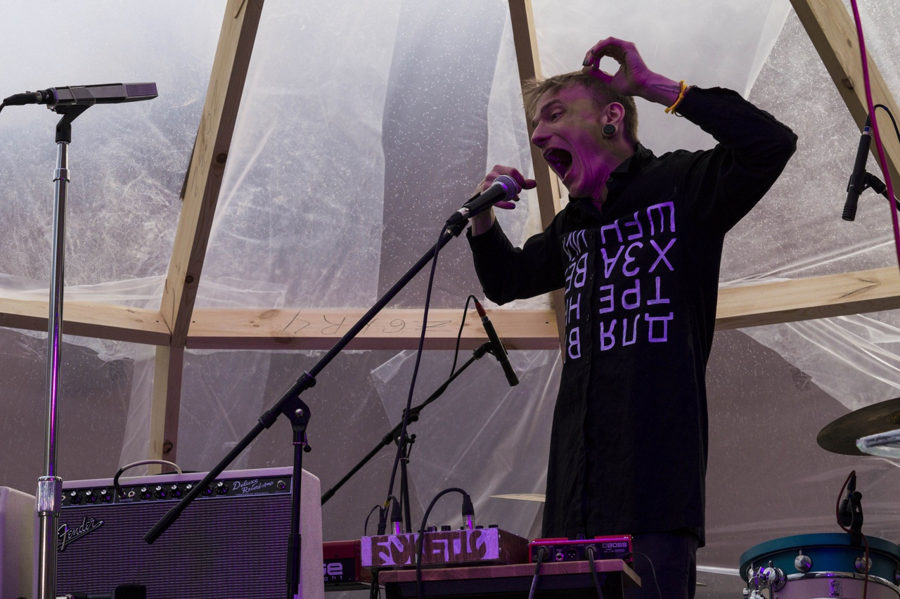 Дуэт Ильи Черткова и Семёна Баева знаком каждому любителю сложной музыки и не менее мозгодробительной поэзии. Проект «Бокетто», потеряв за время своего существования гласные буквы и приобретя бас-гитариста, готовится порадовать слушателей новым релизом – мини-альбомом «Некропоп». Мы решили расспросить Илью о смыслах и звучании.