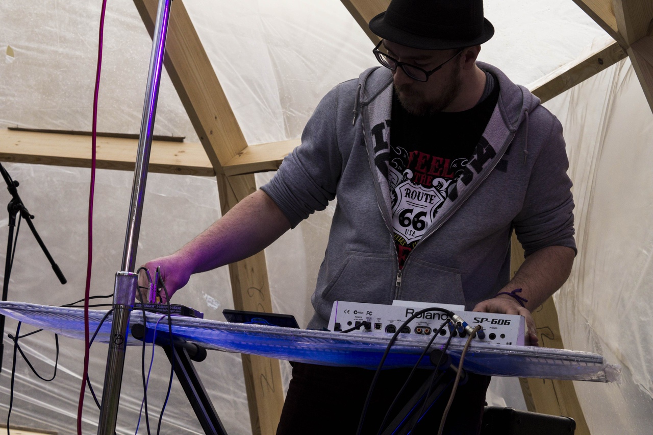 Дуэт Ильи Черткова и Семёна Баева знаком каждому любителю сложной музыки и не менее мозгодробительной поэзии. Проект «Бокетто», потеряв за время своего существования гласные буквы и приобретя бас-гитариста, готовится порадовать слушателей новым релизом – мини-альбомом «Некропоп». Мы решили расспросить Илью о смыслах и звучании.