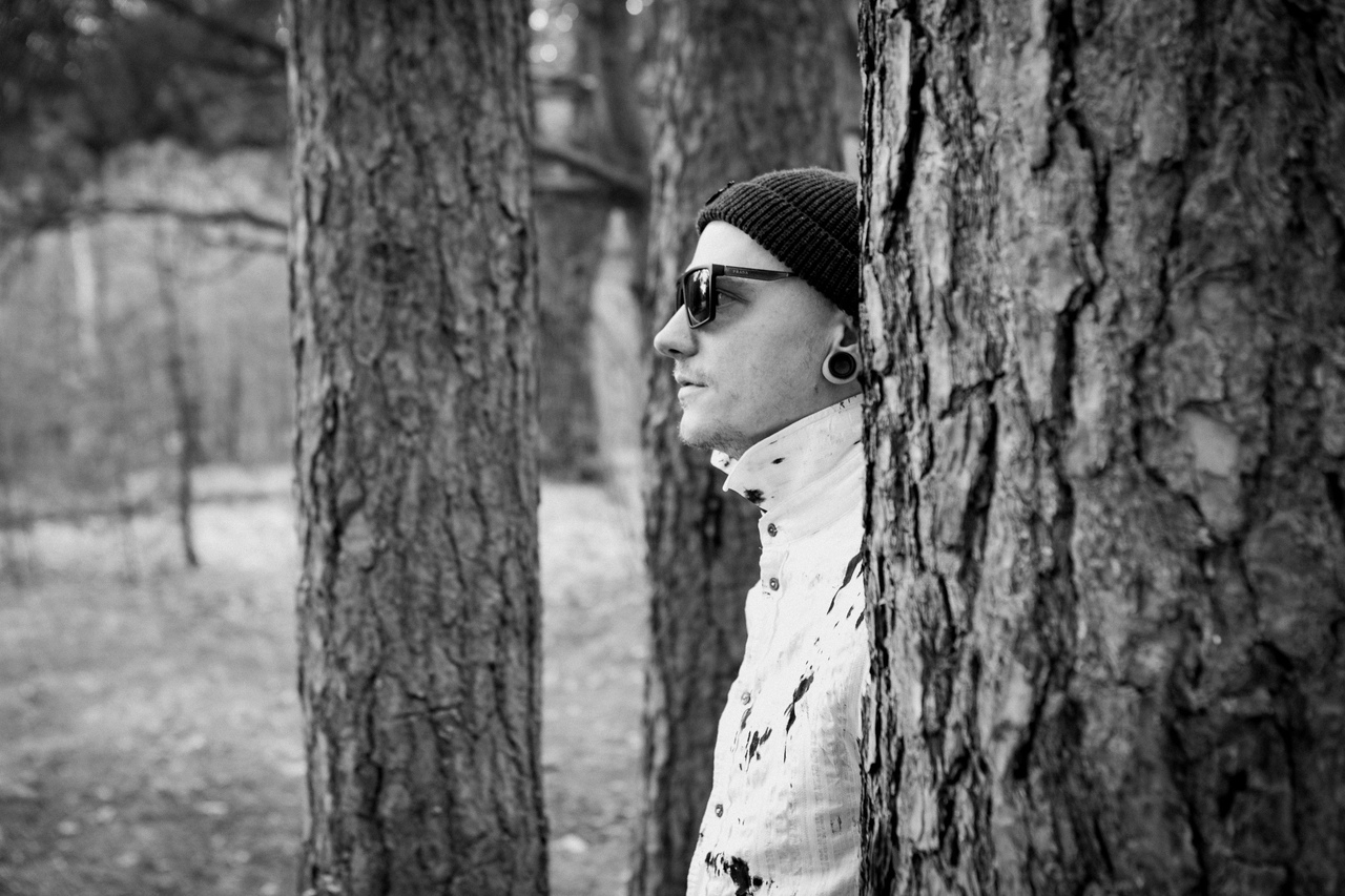 Дуэт Ильи Черткова и Семёна Баева знаком каждому любителю сложной музыки и не менее мозгодробительной поэзии. Проект «Бокетто», потеряв за время своего существования гласные буквы и приобретя бас-гитариста, готовится порадовать слушателей новым релизом – мини-альбомом «Некропоп». Мы решили расспросить Илью о смыслах и звучании.