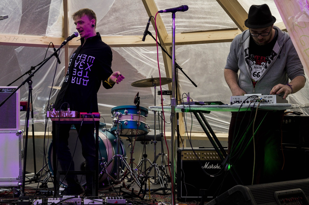 Дуэт Ильи Черткова и Семёна Баева знаком каждому любителю сложной музыки и не менее мозгодробительной поэзии. Проект «Бокетто», потеряв за время своего существования гласные буквы и приобретя бас-гитариста, готовится порадовать слушателей новым релизом – мини-альбомом «Некропоп». Мы решили расспросить Илью о смыслах и звучании.