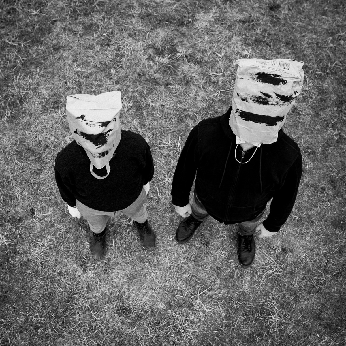 Дуэт Ильи Черткова и Семёна Баева знаком каждому любителю сложной музыки и не менее мозгодробительной поэзии. Проект «Бокетто», потеряв за время своего существования гласные буквы и приобретя бас-гитариста, готовится порадовать слушателей новым релизом – мини-альбомом «Некропоп». Мы решили расспросить Илью о смыслах и звучании.