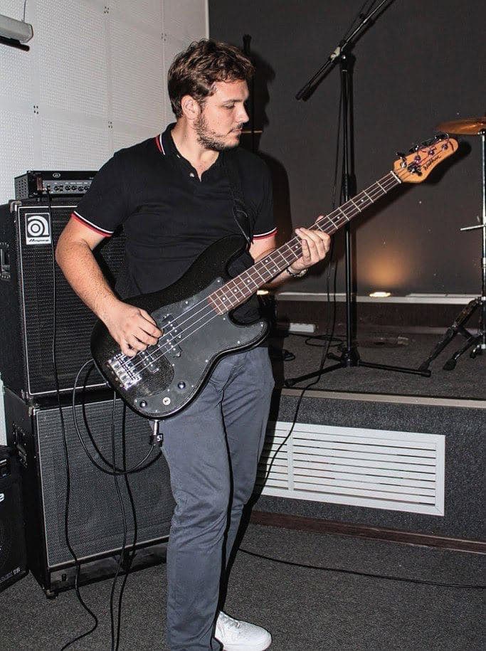 Дуэт Ильи Черткова и Семёна Баева знаком каждому любителю сложной музыки и не менее мозгодробительной поэзии. Проект «Бокетто», потеряв за время своего существования гласные буквы и приобретя бас-гитариста, готовится порадовать слушателей новым релизом – мини-альбомом «Некропоп». Мы решили расспросить Илью о смыслах и звучании.