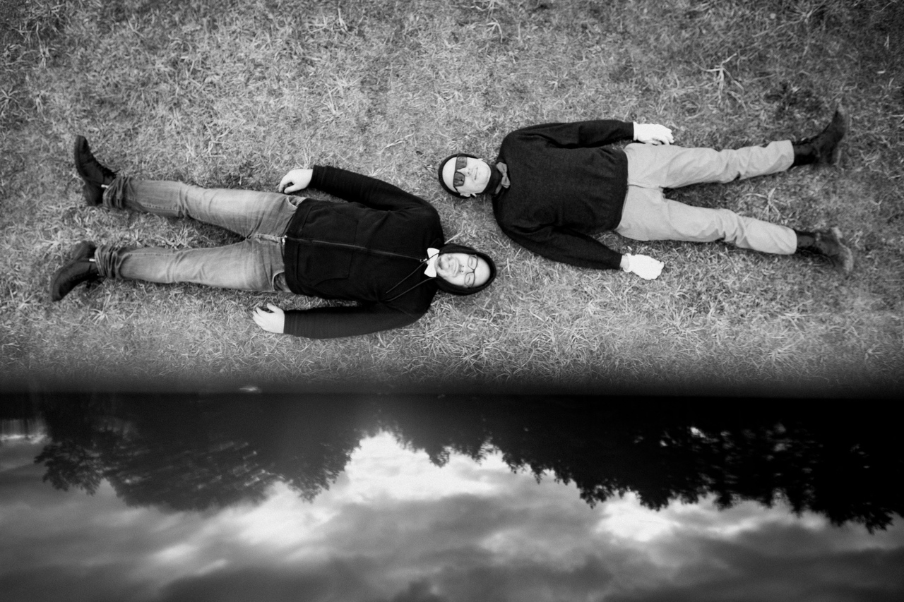 Дуэт Ильи Черткова и Семёна Баева знаком каждому любителю сложной музыки и не менее мозгодробительной поэзии. Проект «Бокетто», потеряв за время своего существования гласные буквы и приобретя бас-гитариста, готовится порадовать слушателей новым релизом – мини-альбомом «Некропоп». Мы решили расспросить Илью о смыслах и звучании.