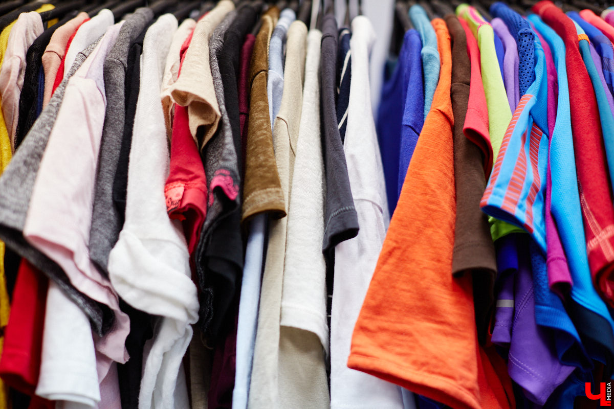 Секонд-хенды работают на идею экологичности или одеваться там — просто очередной тренд? Вместе с владимирским экспертом по стилю Еленой Капп разбирались, как искать в «стоках» бренды, а также какие нынче в моде фасоны и цвета.