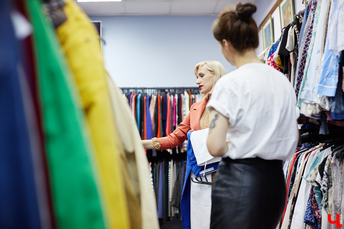 Секонд-хенды работают на идею экологичности или одеваться там — просто очередной тренд? Вместе с владимирским экспертом по стилю Еленой Капп разбирались, как искать в «стоках» бренды, а также какие нынче в моде фасоны и цвета.