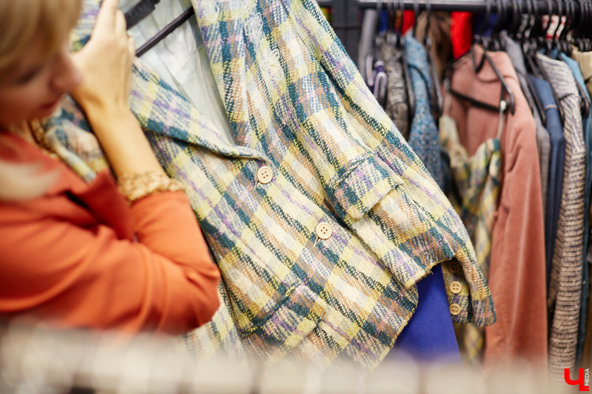 Секонд-хенды работают на идею экологичности или одеваться там — просто очередной тренд? Вместе с владимирским экспертом по стилю Еленой Капп разбирались, как искать в «стоках» бренды, а также какие нынче в моде фасоны и цвета.