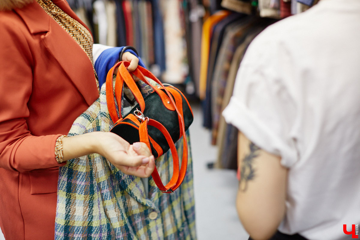 Секонд-хенды работают на идею экологичности или одеваться там — просто очередной тренд? Вместе с владимирским экспертом по стилю Еленой Капп разбирались, как искать в «стоках» бренды, а также какие нынче в моде фасоны и цвета.