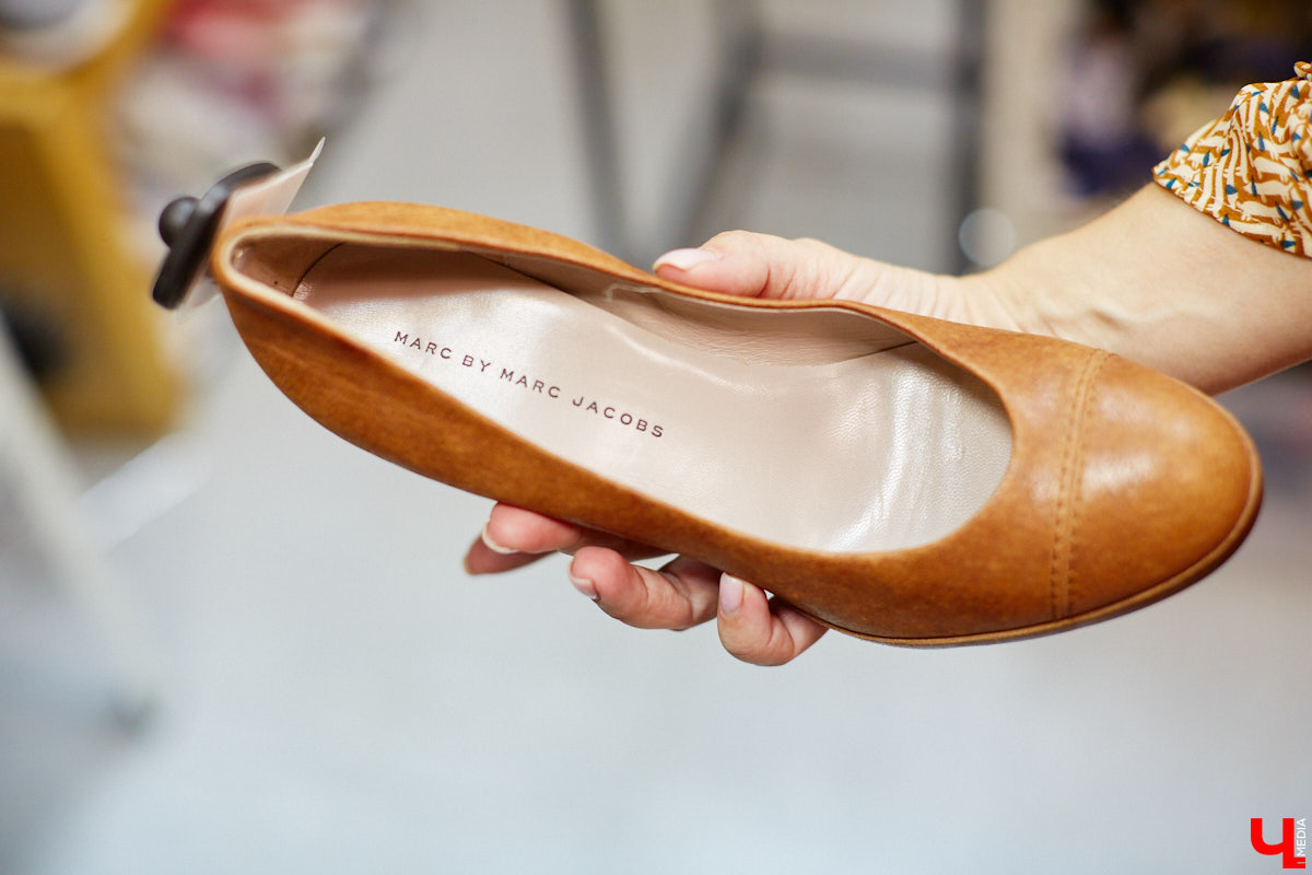 Секонд-хенды работают на идею экологичности или одеваться там — просто очередной тренд? Вместе с владимирским экспертом по стилю Еленой Капп разбирались, как искать в «стоках» бренды, а также какие нынче в моде фасоны и цвета.