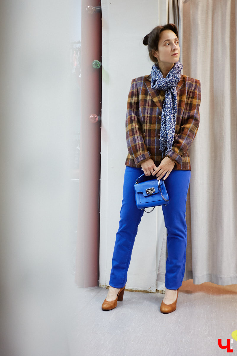 Секонд-хенды работают на идею экологичности или одеваться там — просто очередной тренд? Вместе с владимирским экспертом по стилю Еленой Капп разбирались, как искать в «стоках» бренды, а также какие нынче в моде фасоны и цвета.