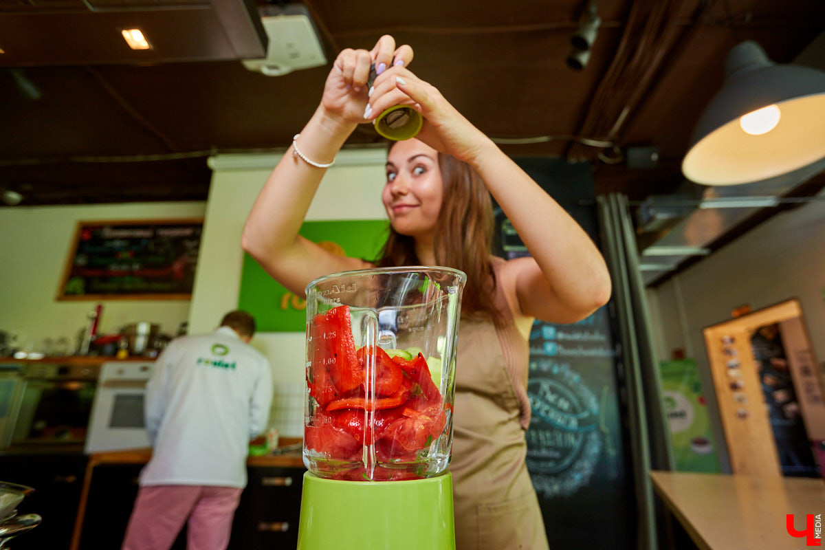 Руководитель танцевальной академии «LaViDanza» и бизнесвумен освоила навыки андалузских гаспачеро.