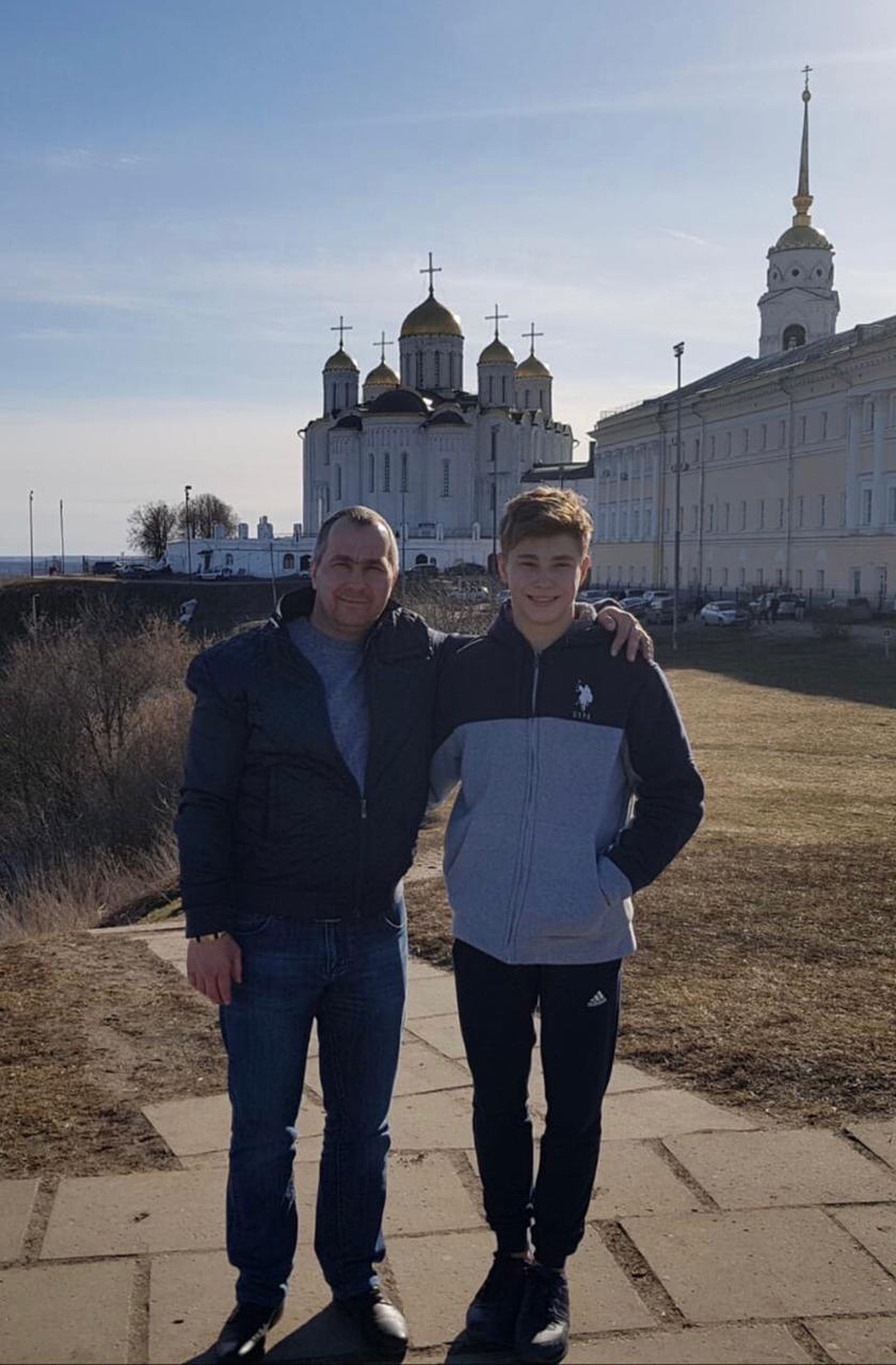 Владимирский 19-летний спортсмен Александр Карцев участвовал в соревнованиях в составе нашей сборной на Олимпиаде в Токио. Свою поездку гимнаст решил отпраздновать необычным способом – набить памятное тату. «Ключ-Медиа» узнал, что оно означает.