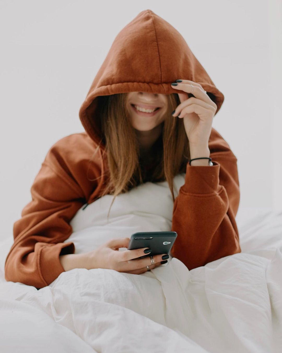 Разбираемся с психологом Кристиной Вдовиной, как увлечения помогают каждому из нас в самоидентификации и почему блогерская честность имеет важные последствия.