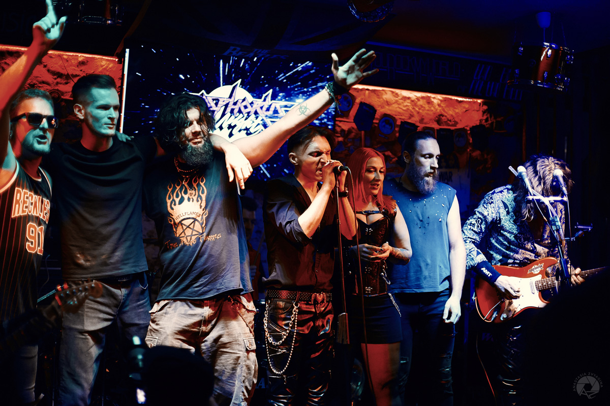 Назвав свою очередную (уже пятую по счету) вечеринку «Последний аккорд», Bosphorus Night, как умелые пиарщики, сходу заинтриговали публику: «Что такое? Почему аккорд последний? Не идет ли речь о распаде команды глэм-хулиганов?». Ищем ответы на эти вопросы в разгаре вечеринки.