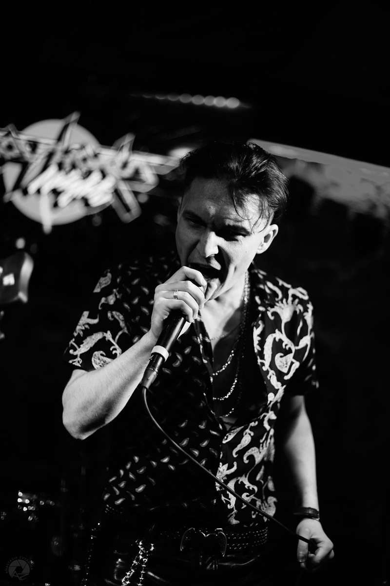 Назвав свою очередную (уже пятую по счету) вечеринку «Последний аккорд», Bosphorus Night, как умелые пиарщики, сходу заинтриговали публику: «Что такое? Почему аккорд последний? Не идет ли речь о распаде команды глэм-хулиганов?». Ищем ответы на эти вопросы в разгаре вечеринки.