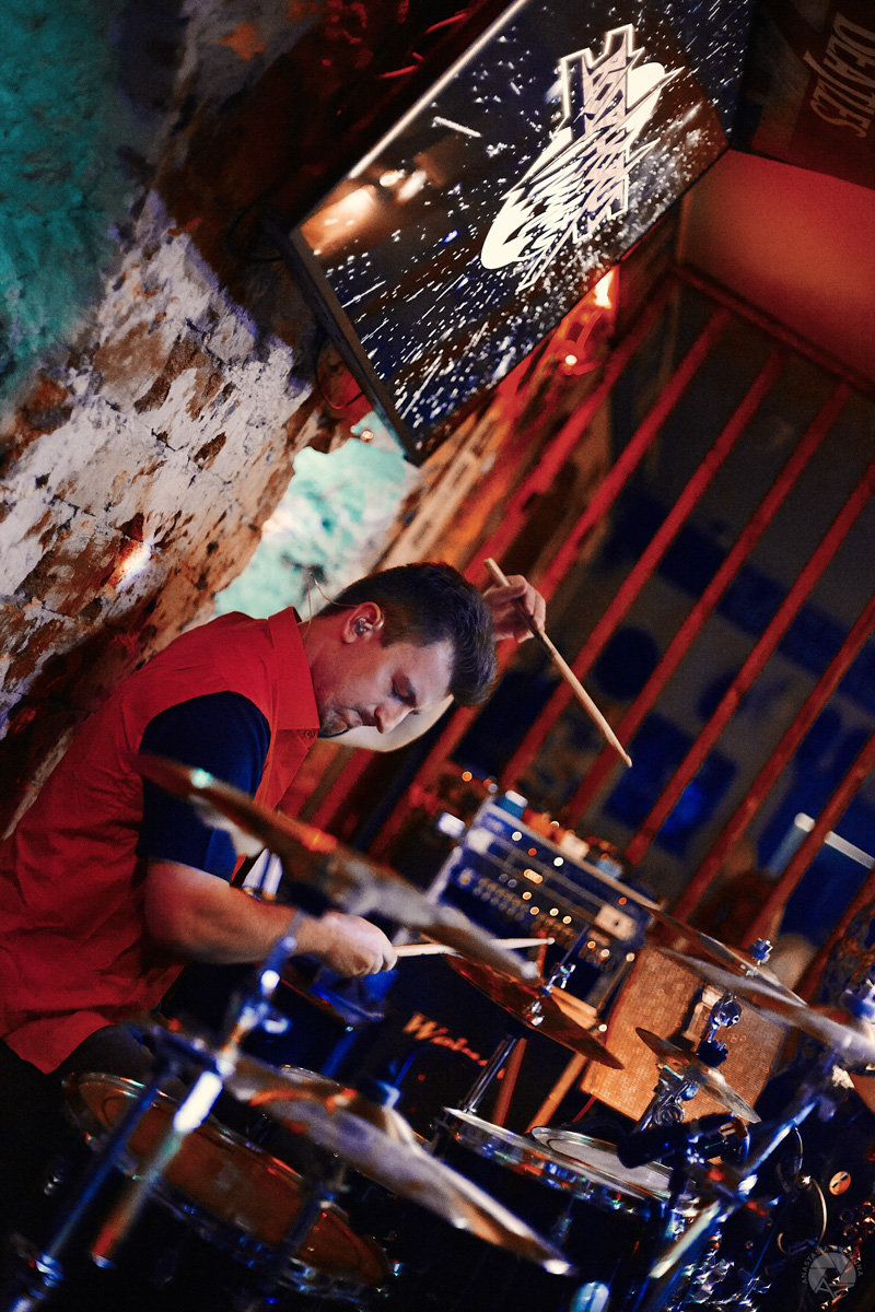 Назвав свою очередную (уже пятую по счету) вечеринку «Последний аккорд», Bosphorus Night, как умелые пиарщики, сходу заинтриговали публику: «Что такое? Почему аккорд последний? Не идет ли речь о распаде команды глэм-хулиганов?». Ищем ответы на эти вопросы в разгаре вечеринки.