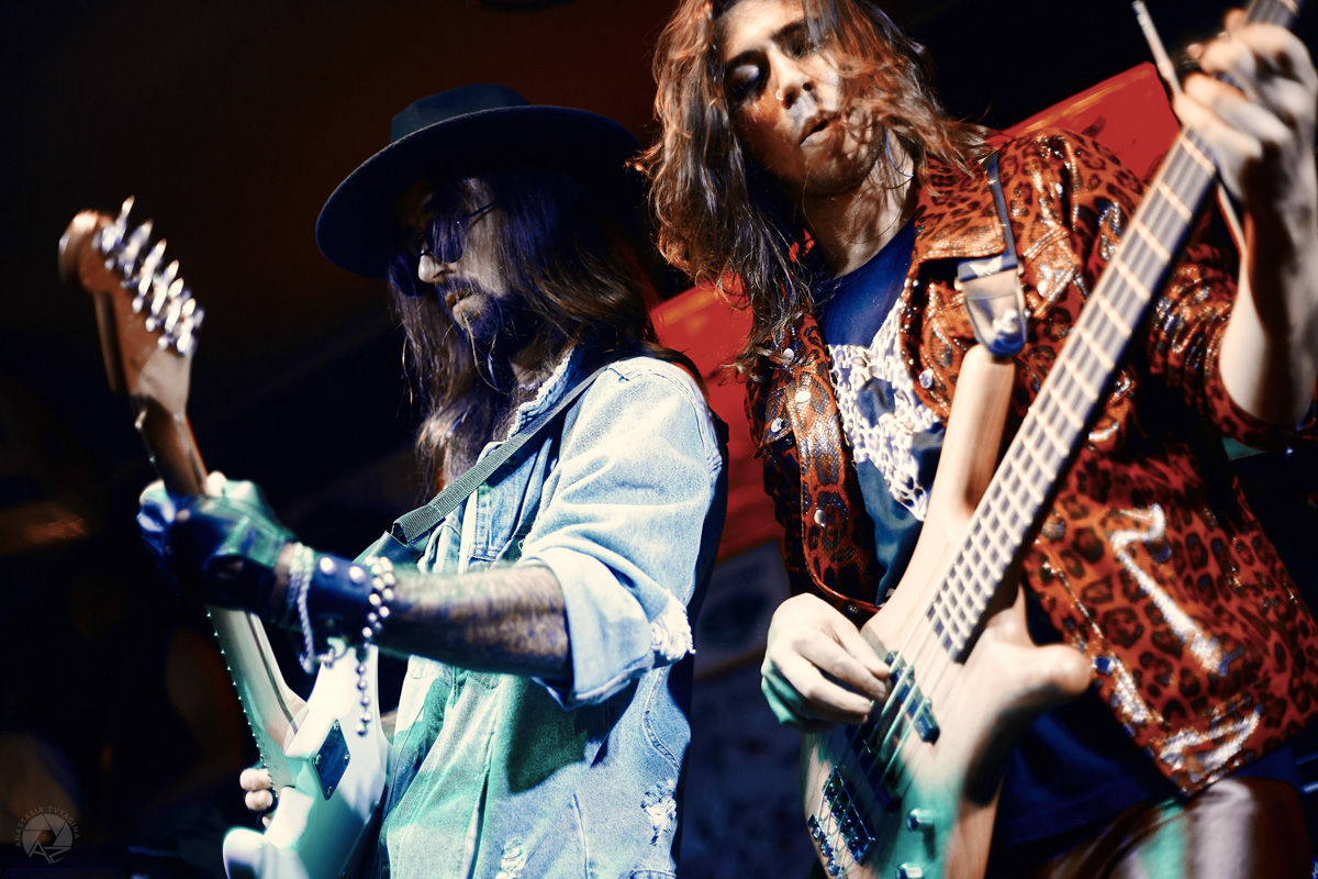 Назвав свою очередную (уже пятую по счету) вечеринку «Последний аккорд», Bosphorus Night, как умелые пиарщики, сходу заинтриговали публику: «Что такое? Почему аккорд последний? Не идет ли речь о распаде команды глэм-хулиганов?». Ищем ответы на эти вопросы в разгаре вечеринки.