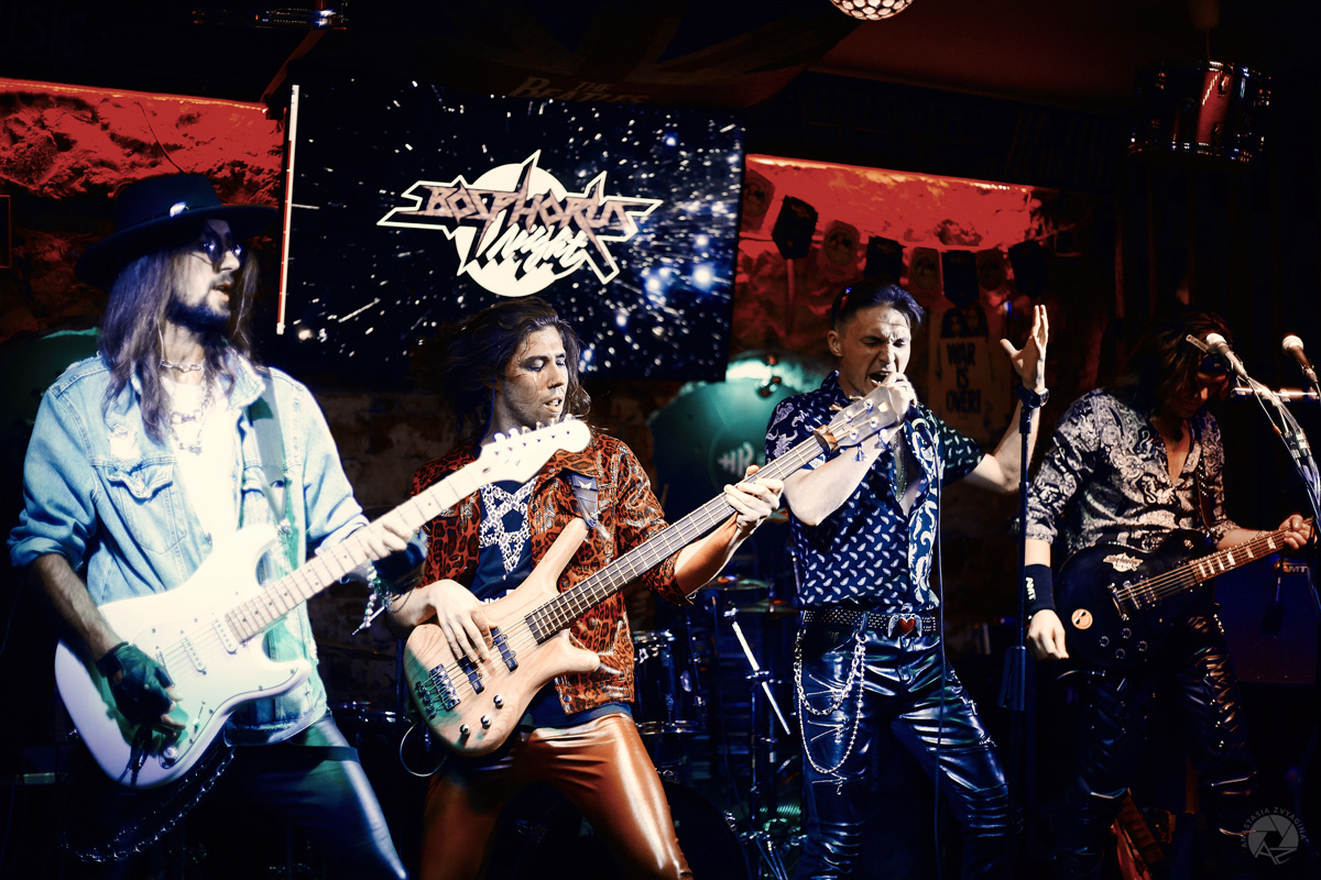 Назвав свою очередную (уже пятую по счету) вечеринку «Последний аккорд», Bosphorus Night, как умелые пиарщики, сходу заинтриговали публику: «Что такое? Почему аккорд последний? Не идет ли речь о распаде команды глэм-хулиганов?». Ищем ответы на эти вопросы в разгаре вечеринки.