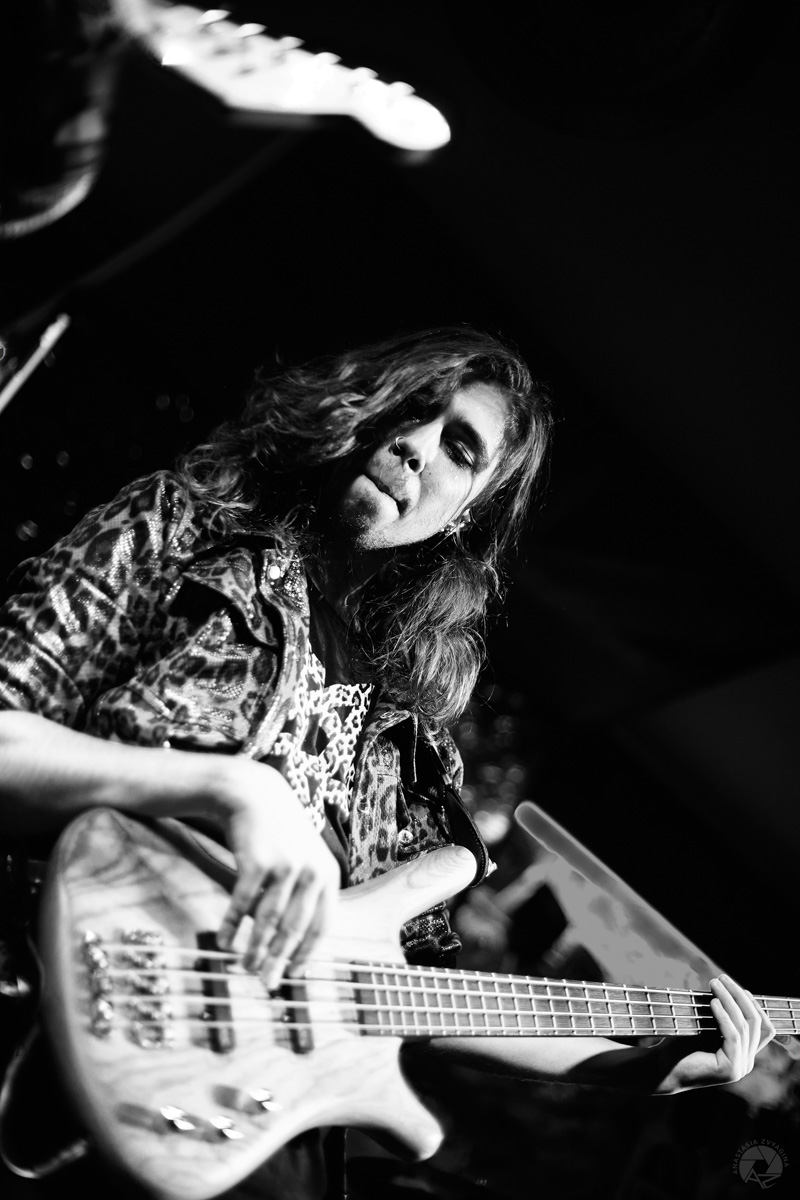 Назвав свою очередную (уже пятую по счету) вечеринку «Последний аккорд», Bosphorus Night, как умелые пиарщики, сходу заинтриговали публику: «Что такое? Почему аккорд последний? Не идет ли речь о распаде команды глэм-хулиганов?». Ищем ответы на эти вопросы в разгаре вечеринки.