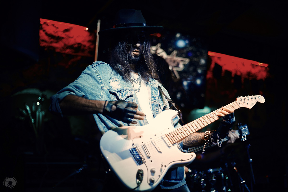 Назвав свою очередную (уже пятую по счету) вечеринку «Последний аккорд», Bosphorus Night, как умелые пиарщики, сходу заинтриговали публику: «Что такое? Почему аккорд последний? Не идет ли речь о распаде команды глэм-хулиганов?». Ищем ответы на эти вопросы в разгаре вечеринки.