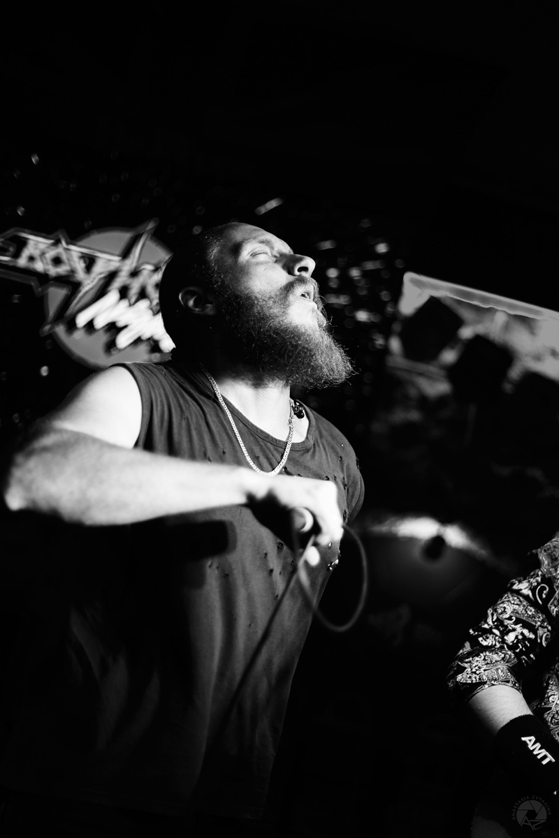 Назвав свою очередную (уже пятую по счету) вечеринку «Последний аккорд», Bosphorus Night, как умелые пиарщики, сходу заинтриговали публику: «Что такое? Почему аккорд последний? Не идет ли речь о распаде команды глэм-хулиганов?». Ищем ответы на эти вопросы в разгаре вечеринки.