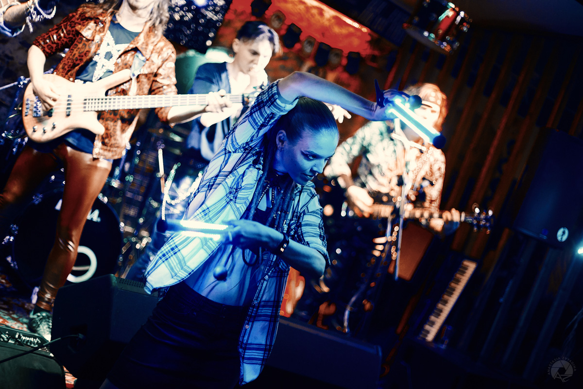 Назвав свою очередную (уже пятую по счету) вечеринку «Последний аккорд», Bosphorus Night, как умелые пиарщики, сходу заинтриговали публику: «Что такое? Почему аккорд последний? Не идет ли речь о распаде команды глэм-хулиганов?». Ищем ответы на эти вопросы в разгаре вечеринки.