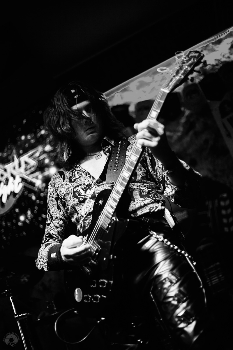 Назвав свою очередную (уже пятую по счету) вечеринку «Последний аккорд», Bosphorus Night, как умелые пиарщики, сходу заинтриговали публику: «Что такое? Почему аккорд последний? Не идет ли речь о распаде команды глэм-хулиганов?». Ищем ответы на эти вопросы в разгаре вечеринки.