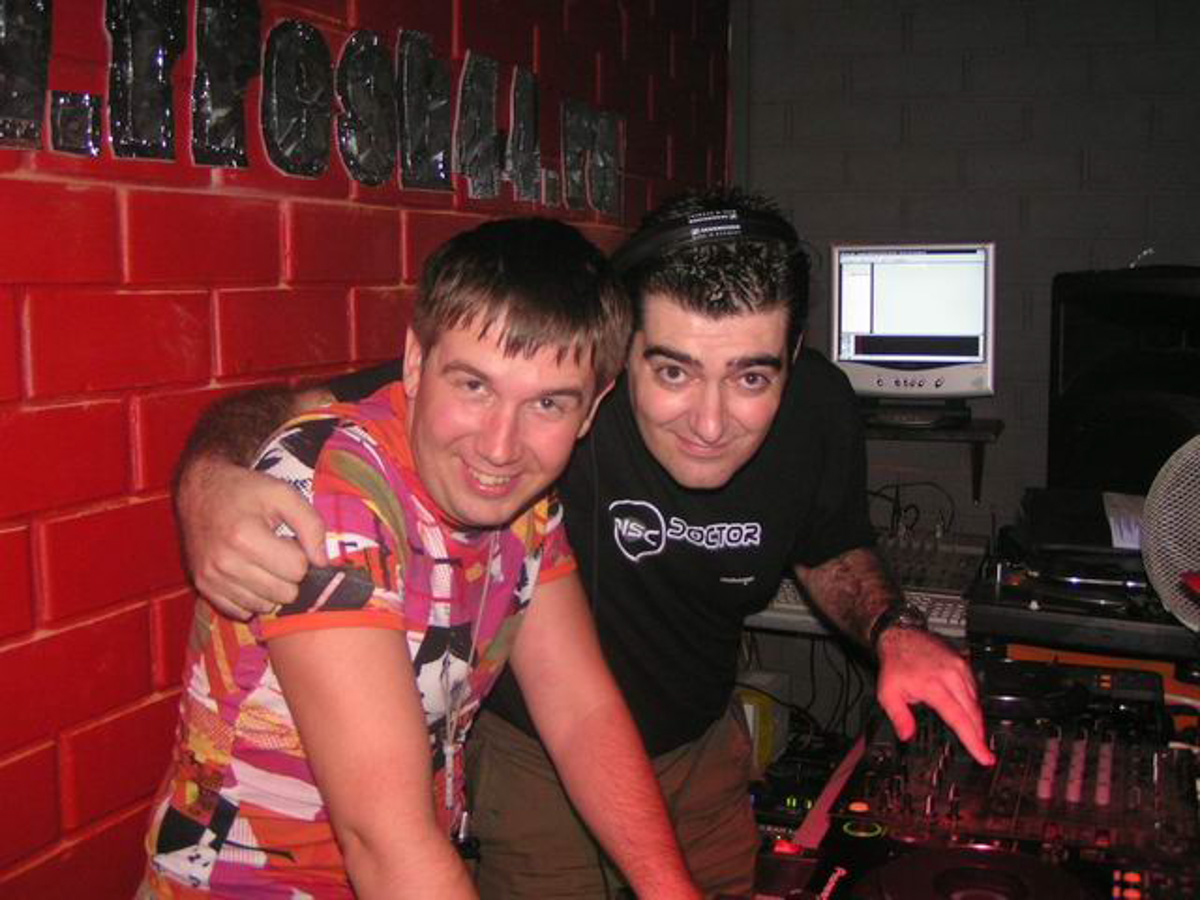 «Колизей 2000», «Ультра», «FreШ44», «Rafinad», «Studio» - сколь много значат перечисленные названия для тех, кто не чужд клубной культуры. В свое время именно в этих заведениях гремела самая актуальная музыка и проводились самые крутые тусовки. Поностальгируем? А поможет нам в этом Алекс Кокс – диджей и клубный продюсер.