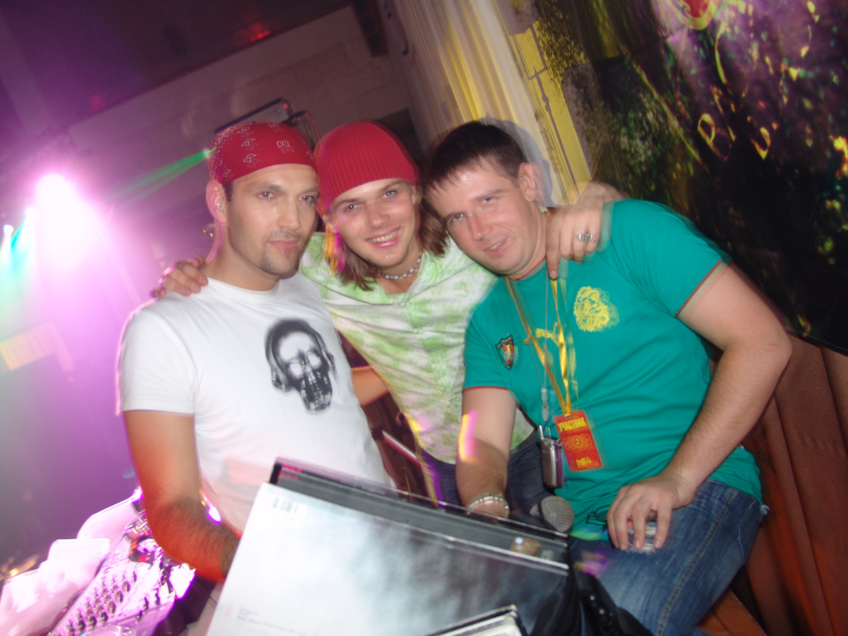 «Колизей 2000», «Ультра», «FreШ44», «Rafinad», «Studio» - сколь много значат перечисленные названия для тех, кто не чужд клубной культуры. В свое время именно в этих заведениях гремела самая актуальная музыка и проводились самые крутые тусовки. Поностальгируем? А поможет нам в этом Алекс Кокс – диджей и клубный продюсер.