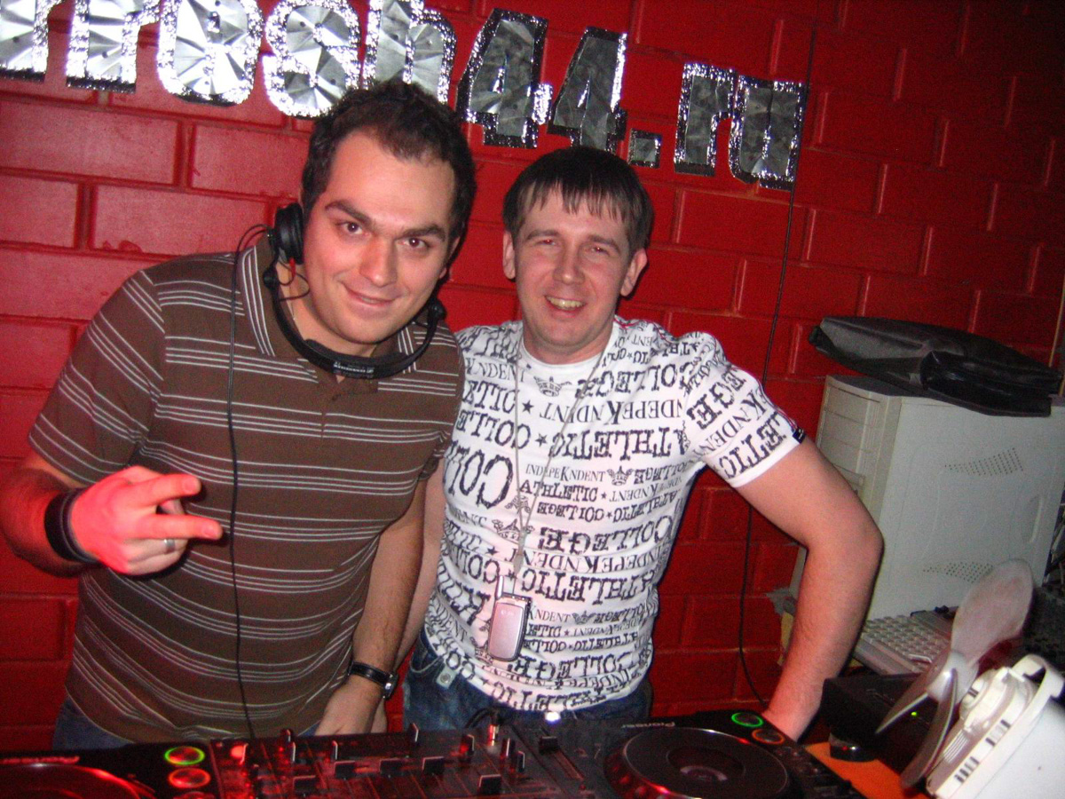 «Колизей 2000», «Ультра», «FreШ44», «Rafinad», «Studio» - сколь много значат перечисленные названия для тех, кто не чужд клубной культуры. В свое время именно в этих заведениях гремела самая актуальная музыка и проводились самые крутые тусовки. Поностальгируем? А поможет нам в этом Алекс Кокс – диджей и клубный продюсер.