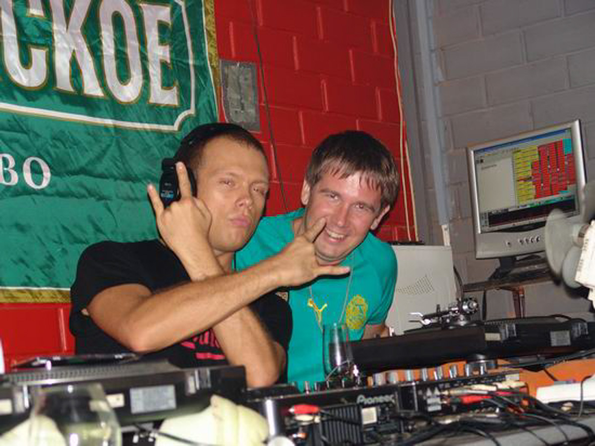 «Колизей 2000», «Ультра», «FreШ44», «Rafinad», «Studio» - сколь много значат перечисленные названия для тех, кто не чужд клубной культуры. В свое время именно в этих заведениях гремела самая актуальная музыка и проводились самые крутые тусовки. Поностальгируем? А поможет нам в этом Алекс Кокс – диджей и клубный продюсер.