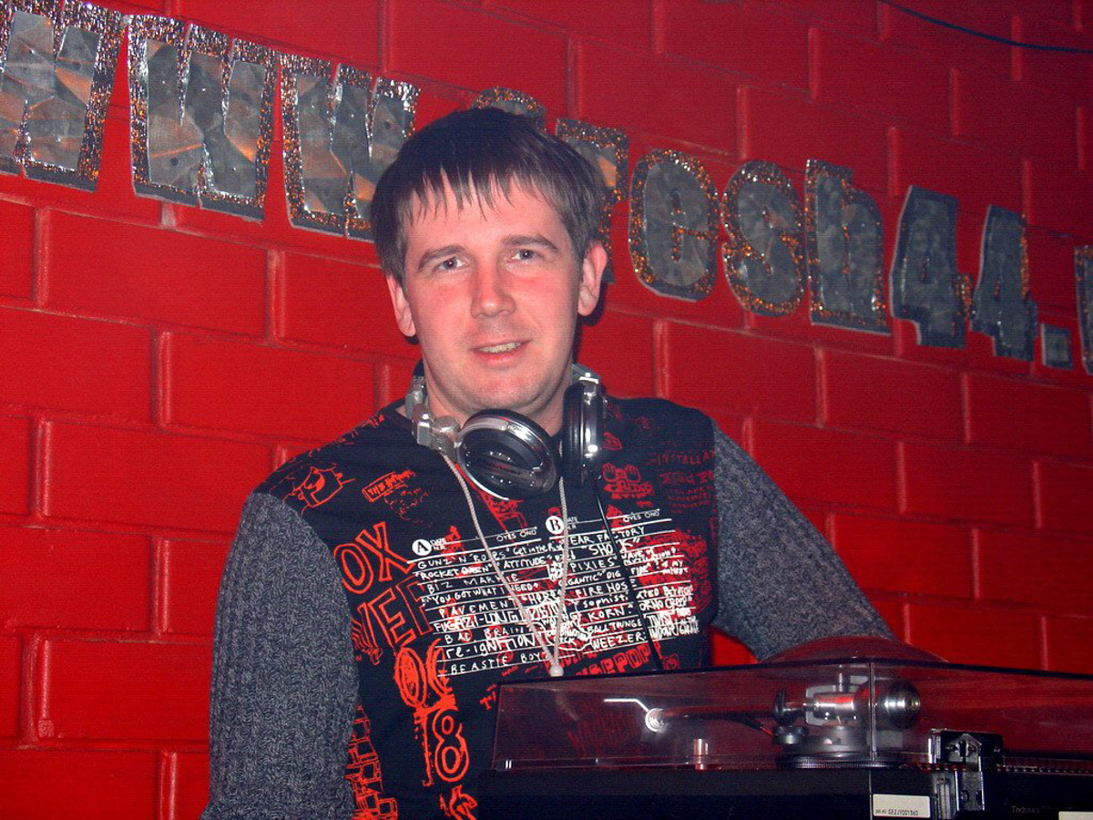 «Колизей 2000», «Ультра», «FreШ44», «Rafinad», «Studio» - сколь много значат перечисленные названия для тех, кто не чужд клубной культуры. В свое время именно в этих заведениях гремела самая актуальная музыка и проводились самые крутые тусовки. Поностальгируем? А поможет нам в этом Алекс Кокс – диджей и клубный продюсер.