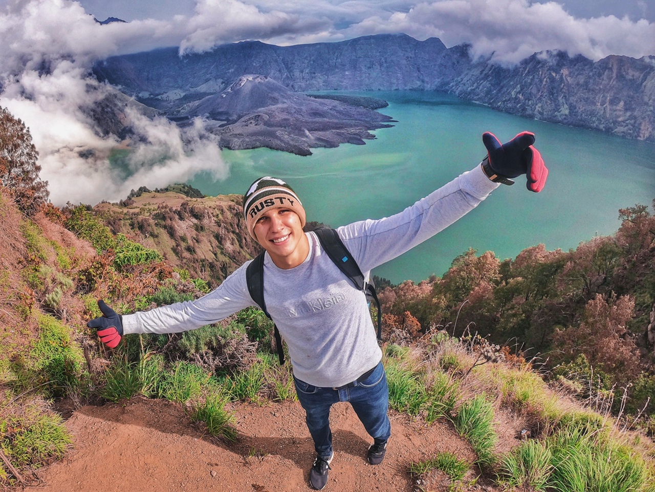 Валентин Пахомов – частый гость наших публикаций. Простой владимирский парень сначала организовал в соцсети во «ВКонтакте» паблик «Подслушано Автомобилистов | Владимир», потом открыл магазин Smart Shop; ведет личный блог о путешествиях и жизни за границей. Валентин занимается серфингом, дружит с вулканами, плавает с черепахами. А не так давно – взял да и покорил Эльбрус.