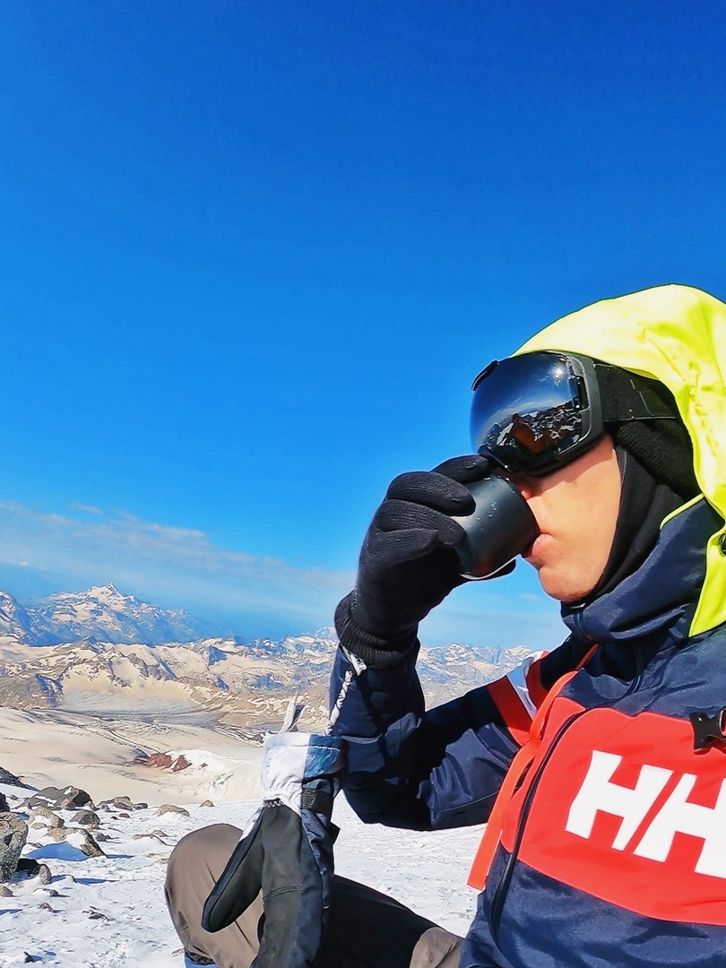 Валентин Пахомов – частый гость наших публикаций. Простой владимирский парень сначала организовал в соцсети во «ВКонтакте» паблик «Подслушано Автомобилистов | Владимир», потом открыл магазин Smart Shop; ведет личный блог о путешествиях и жизни за границей. Валентин занимается серфингом, дружит с вулканами, плавает с черепахами. А не так давно – взял да и покорил Эльбрус.