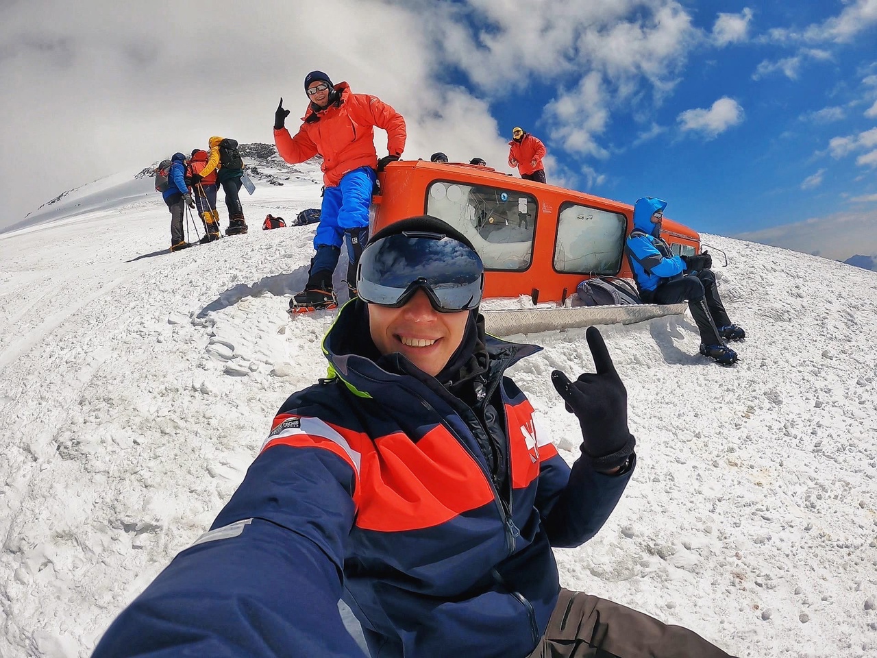 Валентин Пахомов – частый гость наших публикаций. Простой владимирский парень сначала организовал в соцсети во «ВКонтакте» паблик «Подслушано Автомобилистов | Владимир», потом открыл магазин Smart Shop; ведет личный блог о путешествиях и жизни за границей. Валентин занимается серфингом, дружит с вулканами, плавает с черепахами. А не так давно – взял да и покорил Эльбрус.