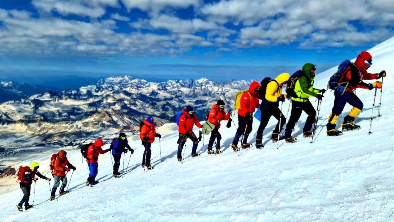 Валентин Пахомов – частый гость наших публикаций. Простой владимирский парень сначала организовал в соцсети во «ВКонтакте» паблик «Подслушано Автомобилистов | Владимир», потом открыл магазин Smart Shop; ведет личный блог о путешествиях и жизни за границей. Валентин занимается серфингом, дружит с вулканами, плавает с черепахами. А не так давно – взял да и покорил Эльбрус.