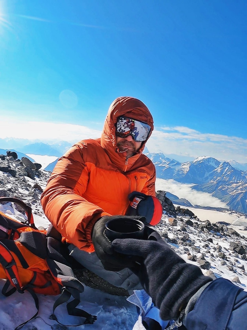 Валентин Пахомов – частый гость наших публикаций. Простой владимирский парень сначала организовал в соцсети во «ВКонтакте» паблик «Подслушано Автомобилистов | Владимир», потом открыл магазин Smart Shop; ведет личный блог о путешествиях и жизни за границей. Валентин занимается серфингом, дружит с вулканами, плавает с черепахами. А не так давно – взял да и покорил Эльбрус.